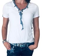 wei&szlig;es Damen-Tshirt zum Schn&uuml;ren mit Jeansb&auml;ndern und passendem G&uuml;rtel aus recycelter Jeans