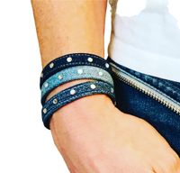 aus drei verschiedenen jeansblaut&ouml;nen hergestelltes Glamour-Armband mit wei&szlig;en Glitzersteinchen