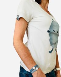 wei&szlig;es nachhaltiges Damen-T-shirt mit Jeans-Applikation im Monsterlook und Jeansarmband
